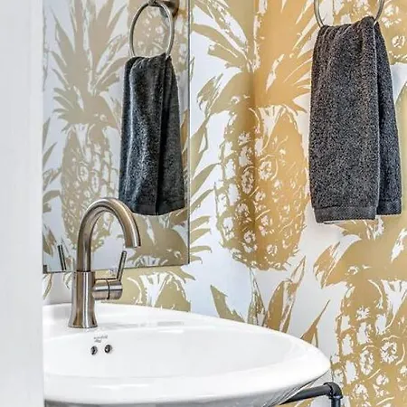 Big New And Modern With Skyline View Mural And Ping Pong Holiday home