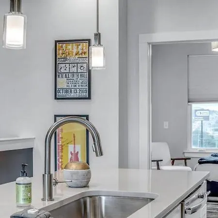 Holiday home Big New And Modern With Skyline View Mural And Ping Pong Nashville