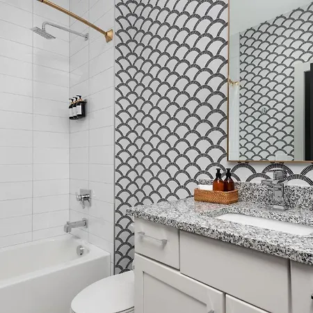 Vibrant Designer House With Roof Deck & Garage Near Dt