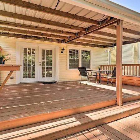 Modern Townhome: Large Yard & Deck! Nashville