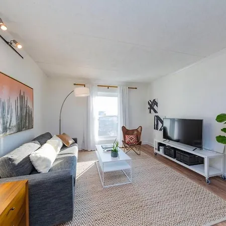 Apartment Music Row Retreat With Pool And Free Parking, Walk To Bars!