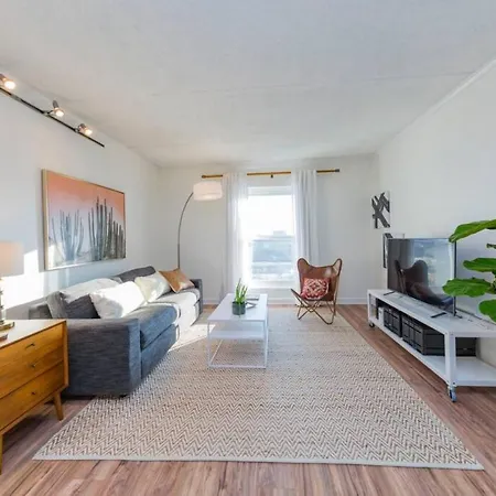Music Row Retreat With Pool And Free Parking, Walk To Bars! Nashville