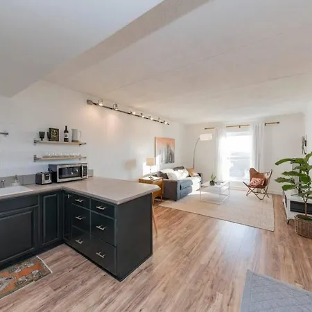 Music Row Retreat With Pool And Free Parking, Walk To Bars! Apartment