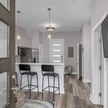 1st Floor No Steps - 2 Miles To Downtown *