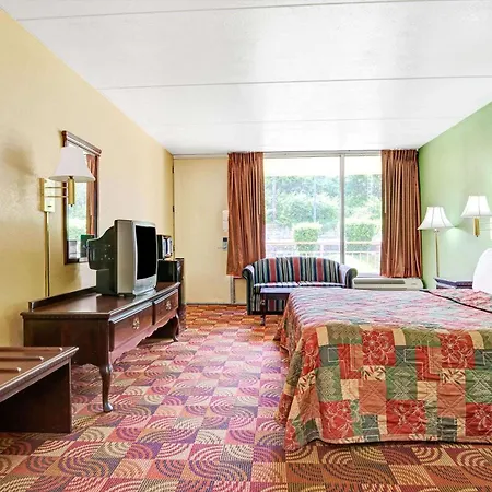 Hotel Super 8 By Wyndham Near Downtown / I-40