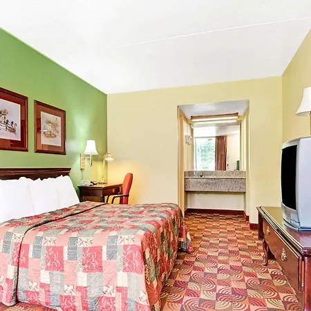 Super 8 By Wyndham Near Downtown / I-40 Nashville