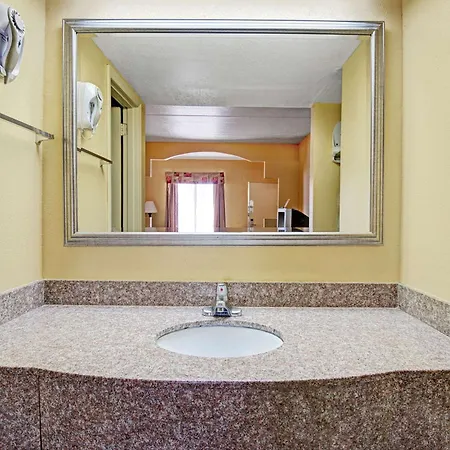 Super 8 By Wyndham Near Downtown / I-40 Hotel 2*