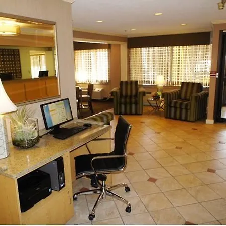La Quinta By Wyndham Airport Hotel 3*
