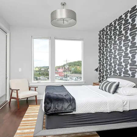 Holiday home Big New And Modern With Skyline View Mural And Ping Pong