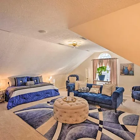 Charming ~ 6 Mi To Downtown! Holiday home