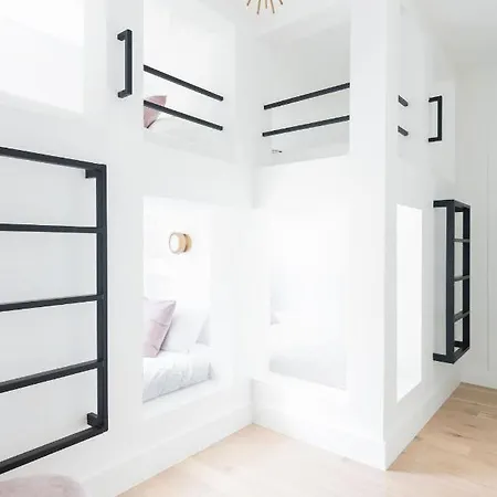 Gated Luxe With Rooftop, Bunk Room, & Parking, Sleeps 10 With King Suite, Queen & Custom Bunks, Gourmet Kitchen With Wine Fridge, Rooftop Patio, Dog Friendly, Dedicated Parking, Mins From Downtown And Broadway, 24 Hour Hospitality * Nashville