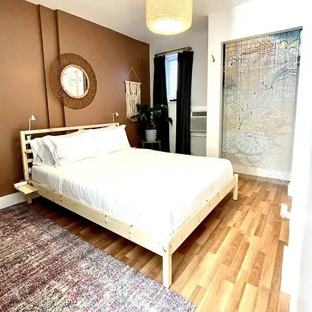 City Skyline Views In A Great Neighborhood Apartment *