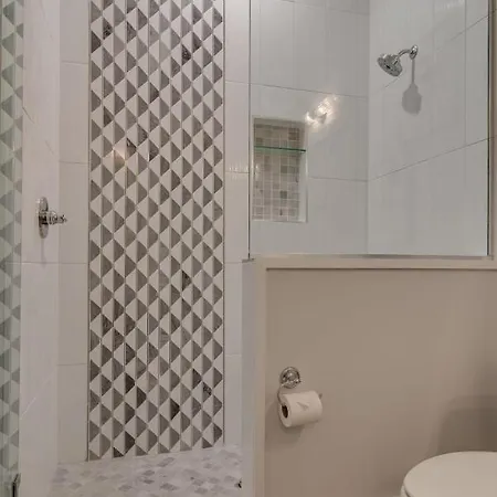 Single Story High End In Elevator Building * Nashville