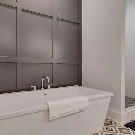 Single Story High End In Elevator Building Holiday home Nashville