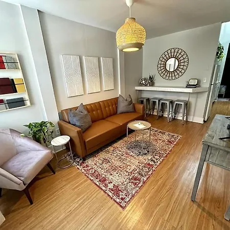Just A Mile To Broadway Apartment *