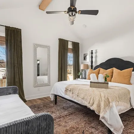 Holiday home In Walkable Area 25 Miles To Downtown Family & Dog Friendly Nashville