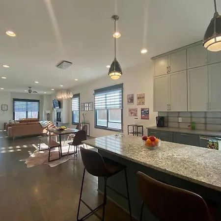 Brand New. Bad To The Bone, Sexy East 3 Story House! Holiday home *
