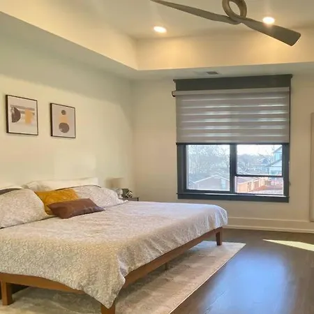 Brand New. Bad To The Bone, Sexy East 3 Story House! Holiday home *