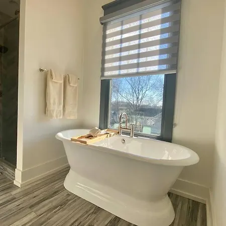 Brand New. Bad To The Bone, Sexy East 3 Story House! Holiday home *