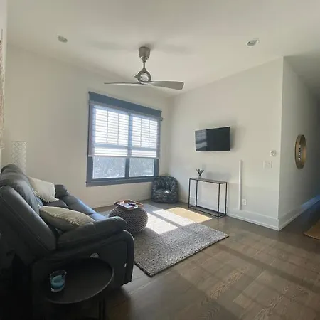 Holiday home Brand New. Bad To The Bone, Sexy East 3 Story House!