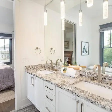 Brand New. Bad To The Bone, Sexy East 3 Story House! Holiday home