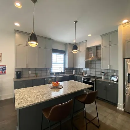 Brand New. Bad To The Bone, Sexy East 3 Story House! Holiday home *