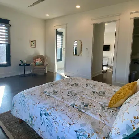 Brand New. Bad To The Bone, Sexy East 3 Story House! Holiday home Nashville