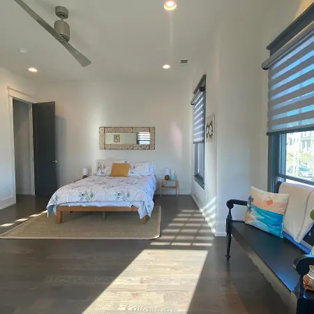 Holiday home Brand New. Bad To The Bone, Sexy East 3 Story House!