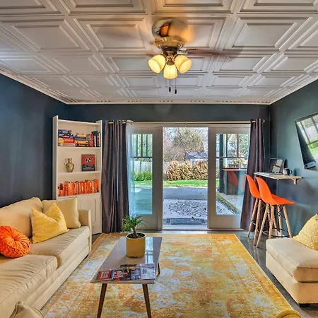 Cozy Gem Walk To Centennial Park! Holiday home
