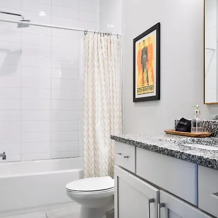Holiday home Two Rooftops Spacious Luxury With Private Parking In East Nash