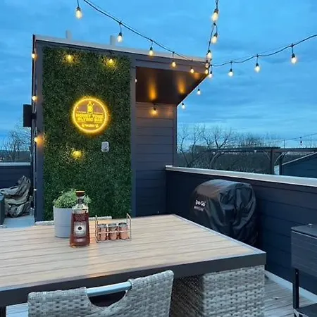 Two Rooftops Spacious Luxury With Private Parking In East Nash Holiday home Nashville