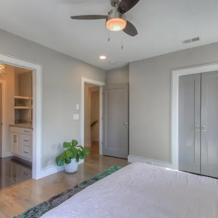 Luxury 3 Level East-nash W/ Rooftop Terrace
