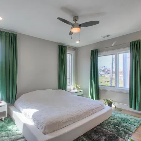 Luxury 3 Level East-nash W/ Rooftop Terrace