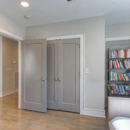 Luxury 3 Level East-nash W/ Rooftop Terrace Apartment *