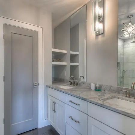 Luxury 3 Level East-nash W/ Rooftop Terrace Apartment *
