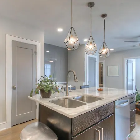 Luxury 3 Level East-nash W/ Rooftop Terrace *