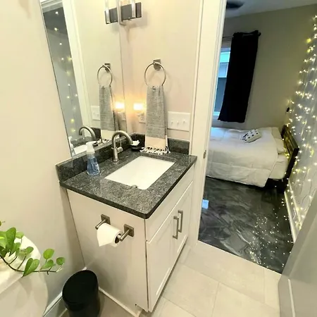 Luxury 3 Level East-nash W/ Rooftop Terrace Apartment