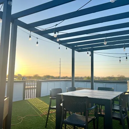 Luxury 3 Level East-nash W/ Rooftop Terrace Apartment