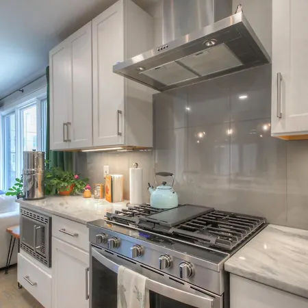 Luxury 3 Level East-nash W/ Rooftop Terrace Apartment