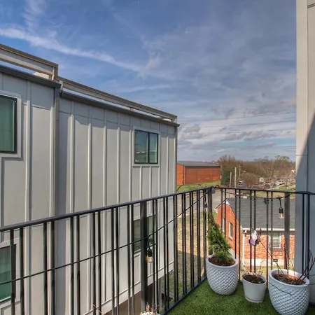 Luxury 3 Level East-nash W/ Rooftop Terrace Apartment *