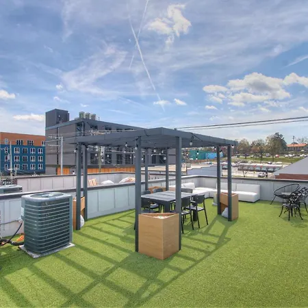 Luxury 3 Level East-nash W/ Rooftop Terrace Apartment *
