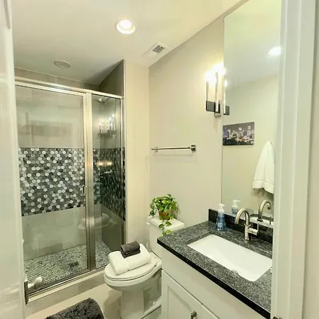 Luxury 3 Level East-nash W/ Rooftop Terrace Apartment *