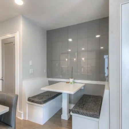 Luxury 3 Level East-nash W/ Rooftop Terrace Apartment *