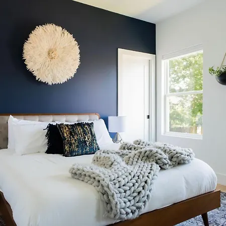 Gated Luxe With Rooftop, Bunk Room, & Parking, Sleeps 10 With King Suite, Queen & Custom Bunks, Gourmet Kitchen With Wine Fridge, Rooftop Patio, Dog Friendly, Dedicated Parking, Mins From Downtown And Broadway, 24 Hour Hospitality Holiday home *