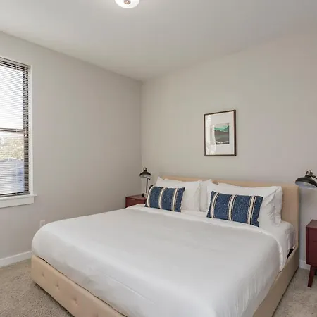 Cozysuites Music Row Stylish 2br W Free Parking Apartment