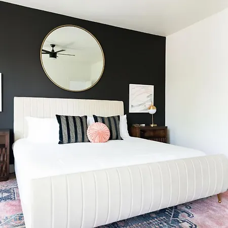 Gated Luxe With Rooftop, Bunk Room, & Parking, Sleeps 10 With King Suite, Queen & Custom Bunks, Gourmet Kitchen With Wine Fridge, Rooftop Patio, Dog Friendly, Dedicated Parking, Mins From Downtown And Broadway, 24 Hour Hospitality
