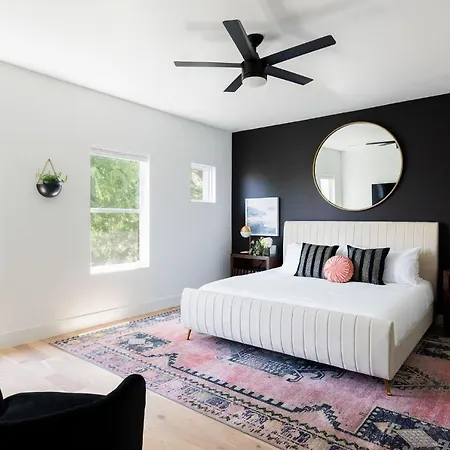 Gated Luxe With Rooftop, Bunk Room, & Parking, Sleeps 10 With King Suite, Queen & Custom Bunks, Gourmet Kitchen With Wine Fridge, Rooftop Patio, Dog Friendly, Dedicated Parking, Mins From Downtown And Broadway, 24 Hour Hospitality Holiday home *