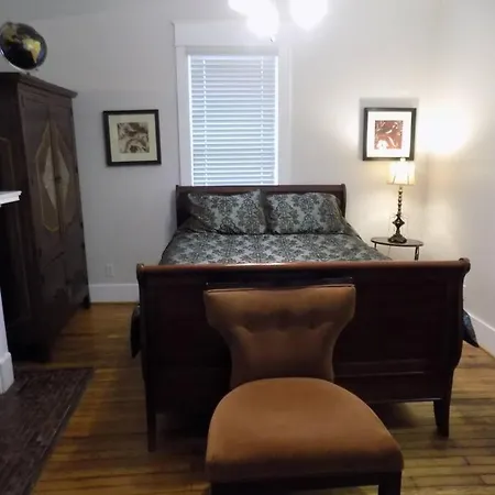 Captain's Quarters East Nashville, Tn *