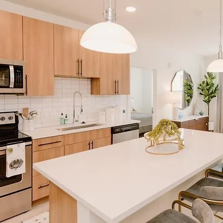 Spacious Townhouse With Pool And Gym *