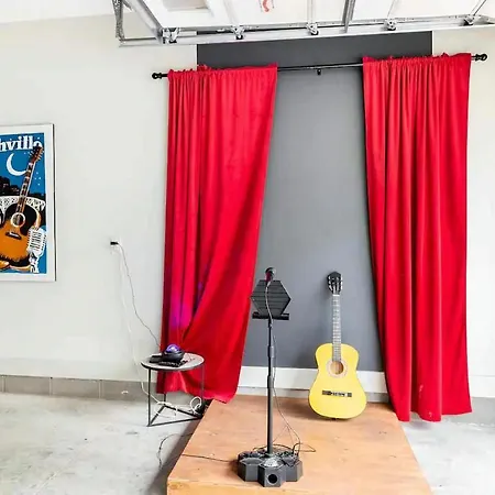 Holiday home Rooftop Skyline View - Karaoke Stage - 4 Bedroom Nashville